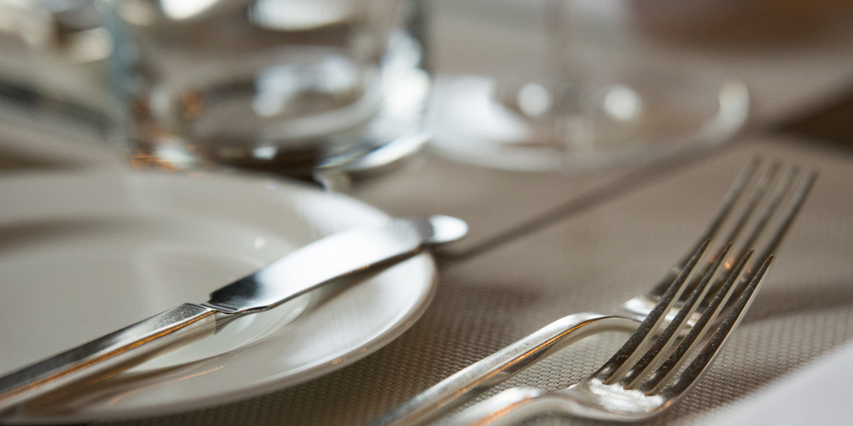 Im bardziej elegancka i wykwintna kolacja, tym więcej sztućców na stole. Jak używać ich prawidłowo? Podpowiadamy. 