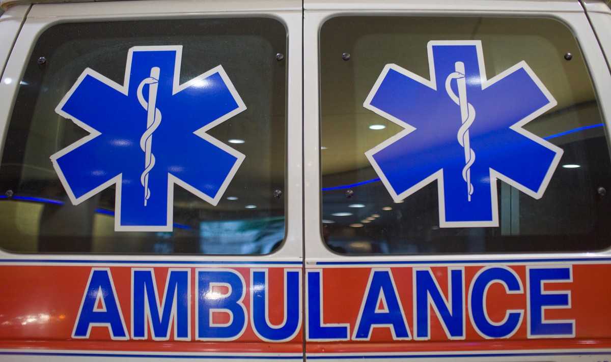 Tylne drzwi ambulansu. Napis ambulans i wąż Eskulapa