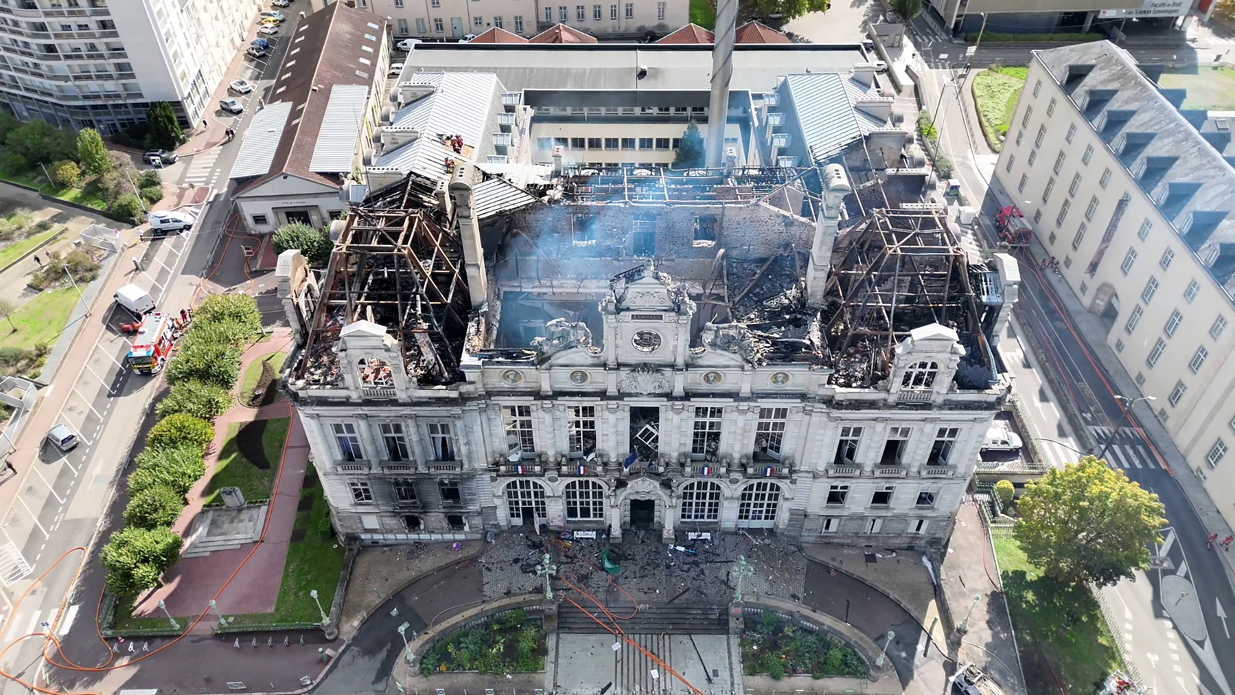 Un suspect aflat pe „lista S” a fost arestat pentru incendierea primăriei din Limoges, distrusă după 140 de ani