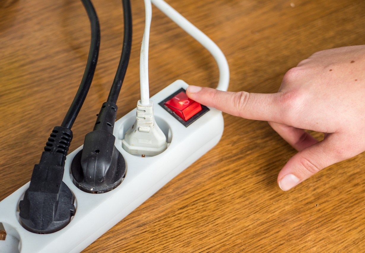 Červené tlačidlo na predlžovačke slúži ako hlavný vypínač, ktorým šetríte energiu. Zároveň je často vybavené ističom, ktorý chráni pred preťažením.