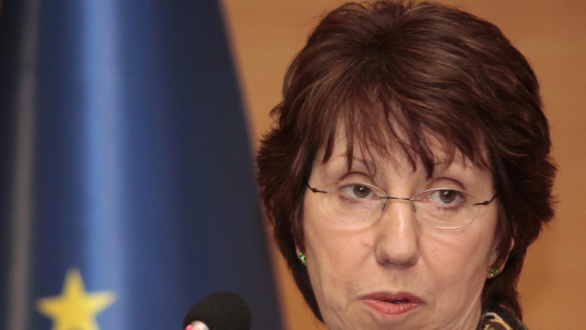 Szefowa dyplomacji unijnej Catherine Ashton oświadczyła w sobotę, że dialog polityczny w Bahrajnie, obiecany przez następcę tronu w tym kraju, powinien rozpocząć się niezwłocznie. Wyraziła też głębokie zaniepokojenie użyciem siły przeciw protestującym.