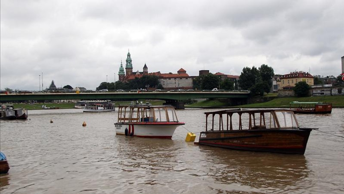 Miasto Kraków obniżyło ceny biletów na przejazdy tramwajem wodnym. Teraz za popłynięcie spod Galerii Kazimierz do Tyńca zamiast 35 zł zapłacimy 25 zł. To o całe 10 złotych taniej - informuje Fakt.