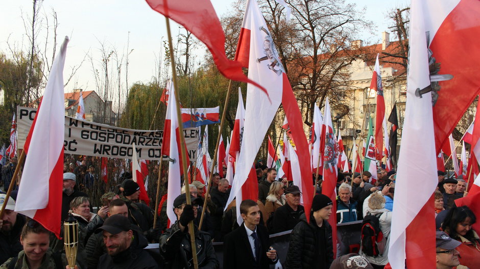 Kalisz, Manifestacja Śmierć wrogom Ojczyzny na placu Jana Pawła II przed pomnikiem Adama Asnyka.