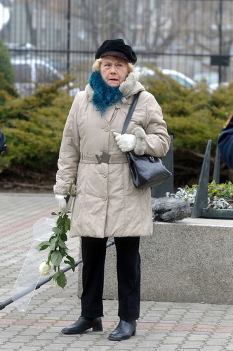 Teresa Lipowska na pogrzebie Stanisława Mikulskiego