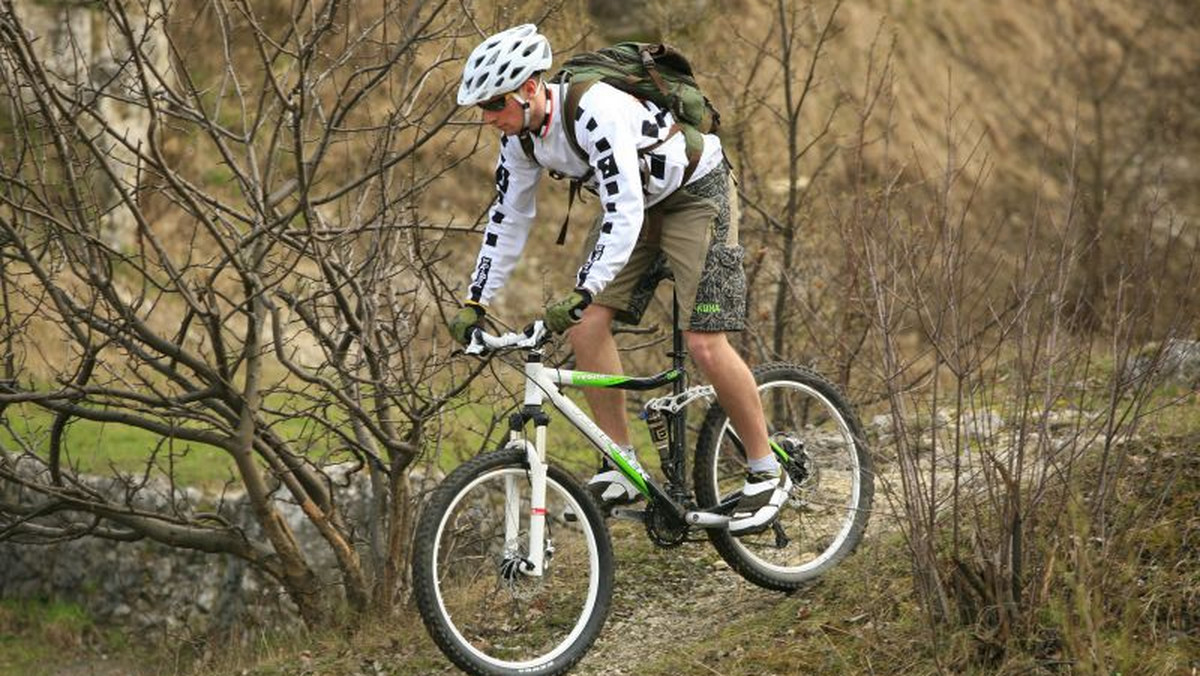 Nie sądźmy po pozorach, ten szerszeń to nie freeride’ówka o małym skoku. Złożoność jego natury skłania nas do stwierdzenia, że to maratoński full o dużej wartości skoku.