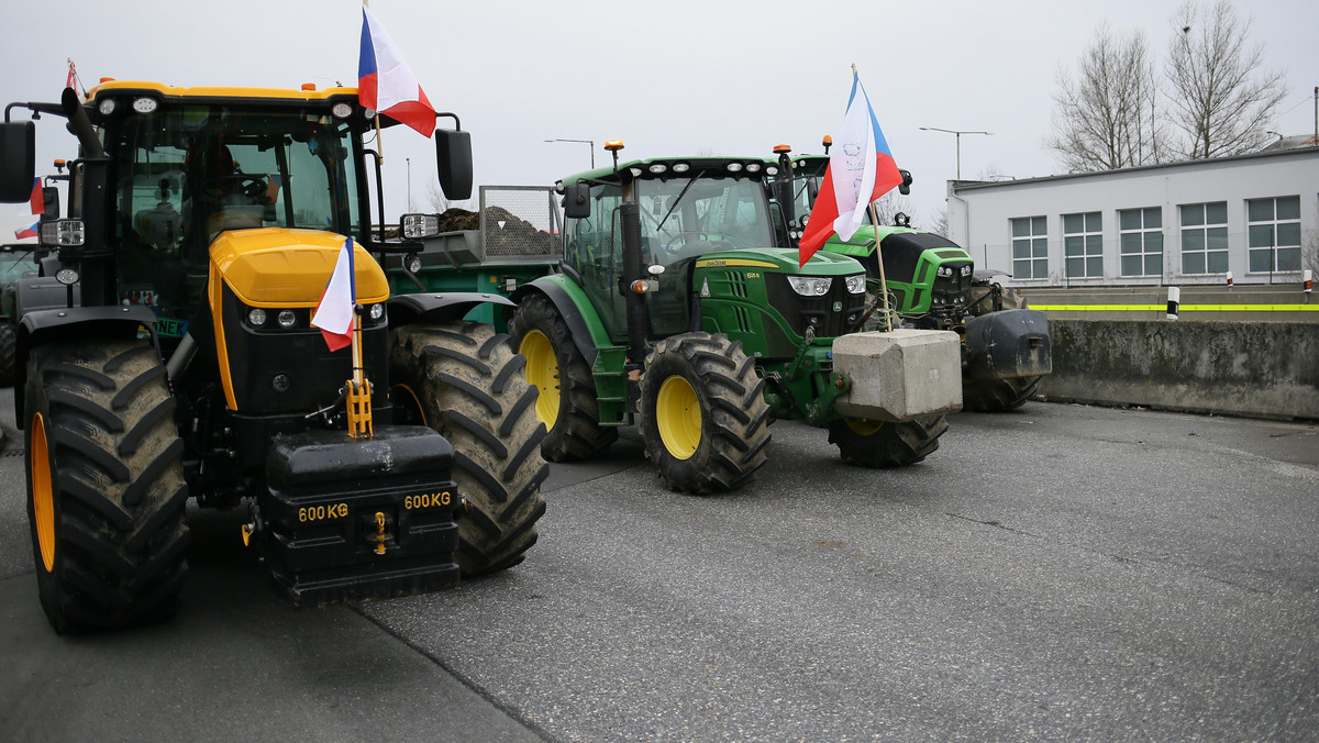 Rolnicy zablokowali drogi ekspresowe i autostrady. Lista miejsc