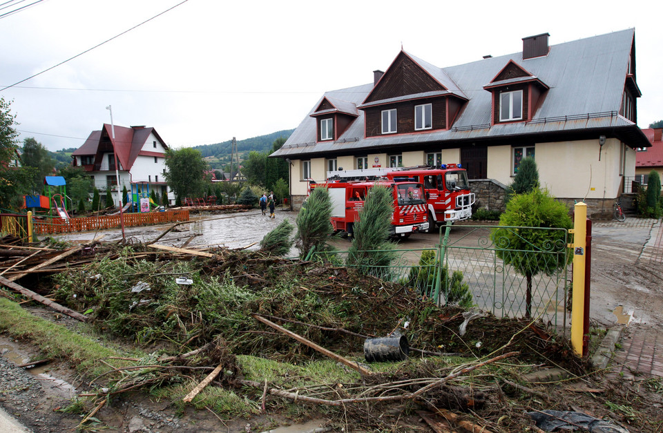 Zniszczenia na terenie wsi Kasinka Mała po przejściu nocnej nawałnicy