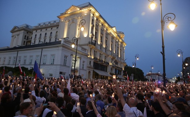 Tłum przed Pałacem Prezydenckim - uczestnicy akcji Łańcuch Światła