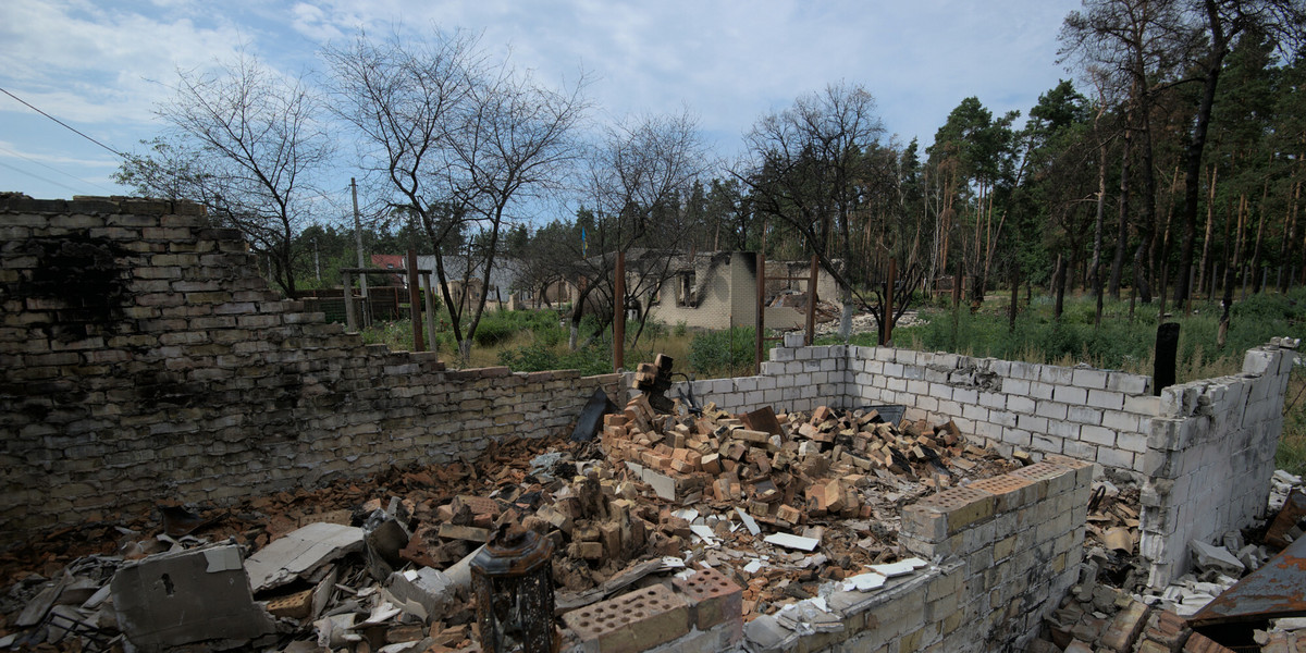 Zrujnowane domy cywilów w wisi Moszczun w obwodzie kijowskim.