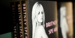 Britney Spears boso i owinięta w koc przed luksusowym hotelem w Los Angeles