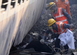 Indie: Już ponad 130 ofiar śmiertelnych katastrofy kolejowej