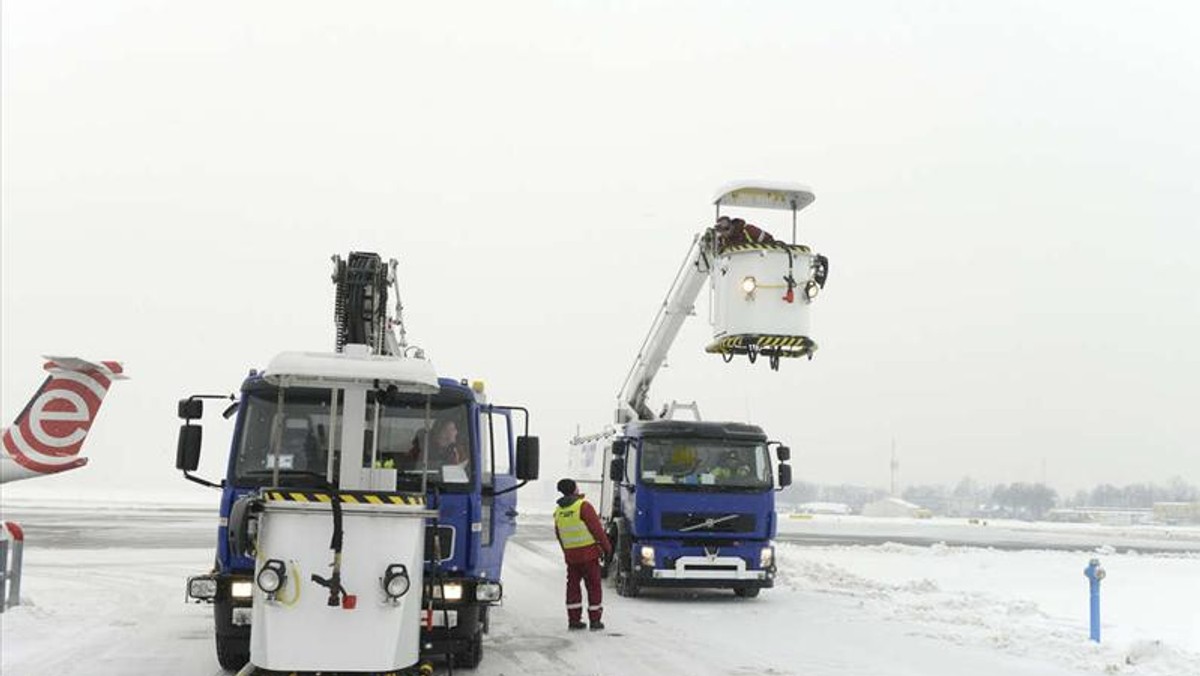 Odkąd na wrocławskim lotnisku działa nowa płyta do odladzania samolotów, w ciągu zaledwie kilku minut każda maszyna może być gotowa do startu. To nawet wtedy, kiedy słupek rtęci na termometrze sięga - 29 stopni Celcjusza. Do takiej właśnie temperatury skuteczna jest specjalna mieszanka, która pozwala przygotować do do podróży każdy samolot.