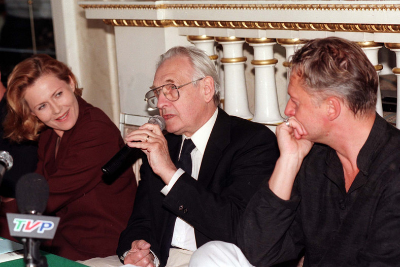 Grażyna Szapołowska, Andrzej Wajda i Bogusław Linda na konferencji prasowej twórców filmu "Pan Tadeusz" (Warszawa, październik 1999 r.)