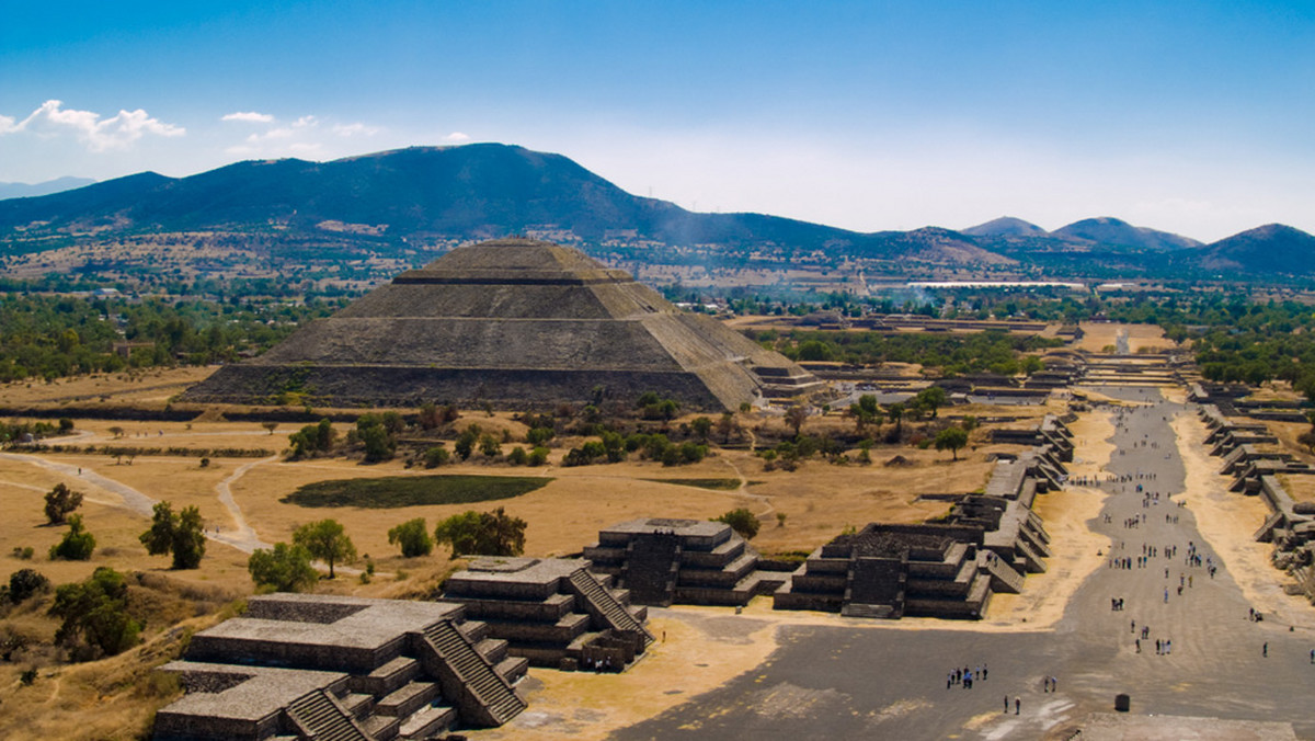 Na prekolumbijskim stanowisku archeologicznym Teotihuacan w Meksyku naukowcy odkryli tunel, znajdujący się pod Świątynią Pierzastego Węża - informuje serwis internetowy Tulsa World.