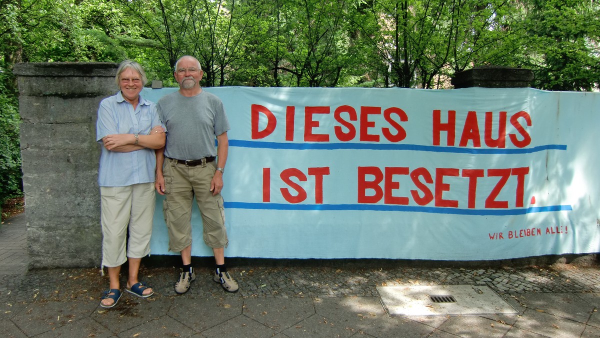 Od dwunastu dni berlińscy emeryci, niektórzy bardzo sędziwi, okupują secesyjną willę w centrum miasta. Protestują przeciwko zamiarom władz dzielnicy Pankow, które chcą zlikwidować Klub Seniora, sprzedać atrakcyjną nieruchomość, a na jej miejscu postawić elegancki apartamentowiec.