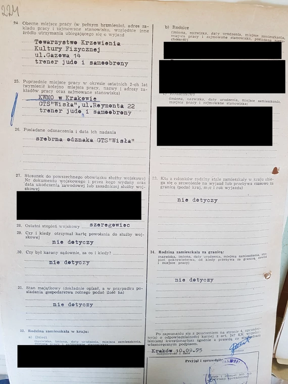 Formularz paszportowy Andrzeja Drewniaka z 1975 roku wraz z informacją o zatrudnieniu go w Komendzie Wojewódzkiej Milicji Obywatelskiej