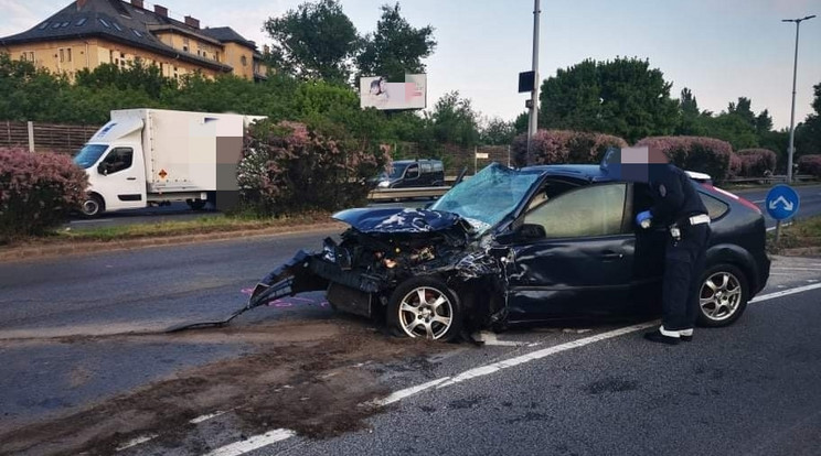  Szerda reggel egy lengyel rendszámú autó ütközött össze egy másik gépkocsival a IX. kerületi Gyáli úton / Fotó: Baleset-info