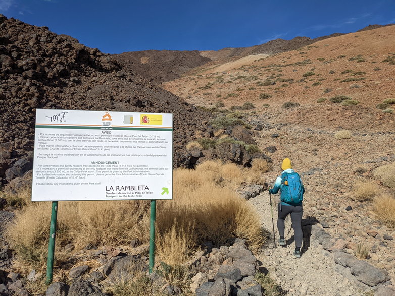 Aby wejść na szczyt wulkanu Teide należy uzyskać bezpłatne pozwolenie. 