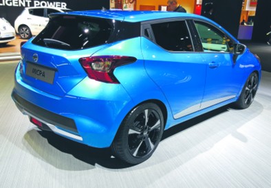 Dla mnie osobiście to jedno z największych zaskoczeń paryskiego salonu. Nie chodzi o to, że nowa Micra jest dobrze wykonana, ma dużo miejsca w środku i dobre wyposażenie. Największym jej sukcesem jest to, że wreszcie wygląda jak samochód, a nie skrzyżowanie wózka inwalidzkiego z betoniarką. To podobno efekt tego, że projektując ją, styliści Nissana brali pod uwagę gust europejskich klientów. Boję się w takim razie zapytać, czyimi gustami sugerowali się, gdy projektowali poprzednie generacje.