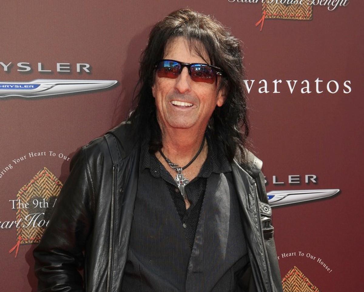 Alice Cooper bierze się za przeróbki
