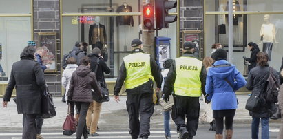 Przejścia dla pieszych: nawet policja na zielonym nie zdąży