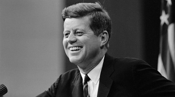 John F. Kennedy elnök, aki a külügyminisztériumban tartott 1963. április 3-i sajtótájékoztatóján azt mondta, "hiba" volt, ha a védelmi minisztérium nyomozói hazugságvizsgálók használatát javasolták annak kiderítésére, hogy ki adta át egy híradósnak a légierő feljegyzését, amely a szenátus egyik bizottságának segítőit gyanúsítja visszaéléssel / Fotó: Getty Images