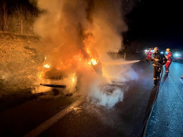 Na rýchlostnej ceste R1 pri Nitre horelo osobné motorové vozidlo.