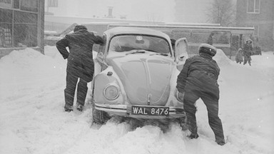 Paraliż kraju, ogromne zaspy i niskie temperatury. Taka była zima stulecia