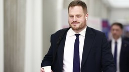 dziennikarz chciał ubrać polityka w specyficzną czapkę z usa. afera w studiu tvp info