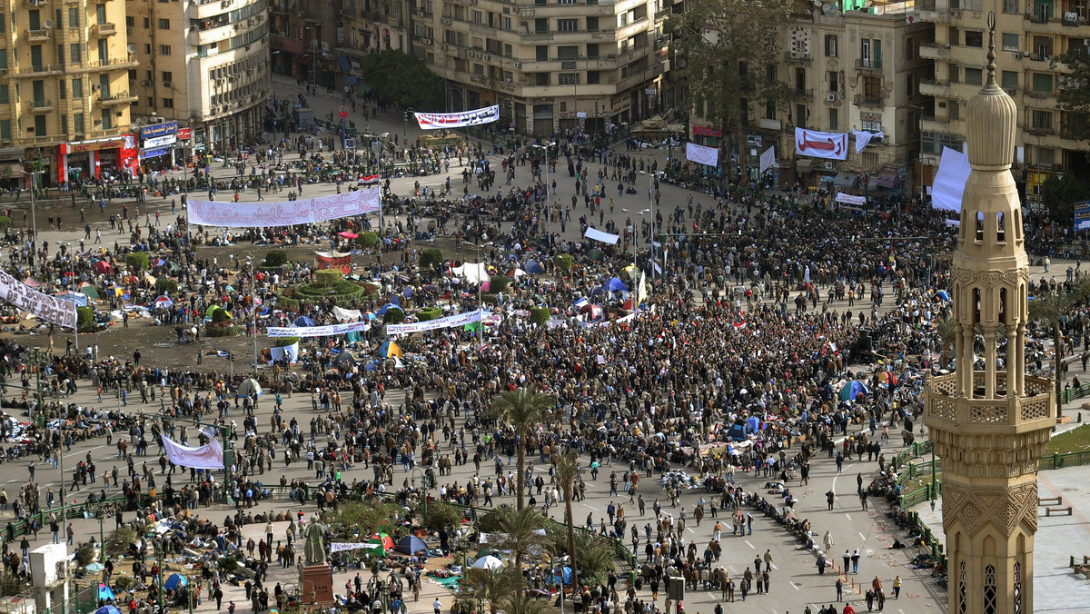 Około 10 tys. ludzi zebrało się rano na placu Tahrir w Kairze. Przygotowują się do kolejnych protestów przeciwko rządzącemu w Egipcie od ponad 30 lat prezydentowi Hosniemu Mubarakowi zaplanowanych po piątkowych modlitwach.