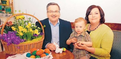 Prezydent maluje pisanki z wnukiem. FOTO