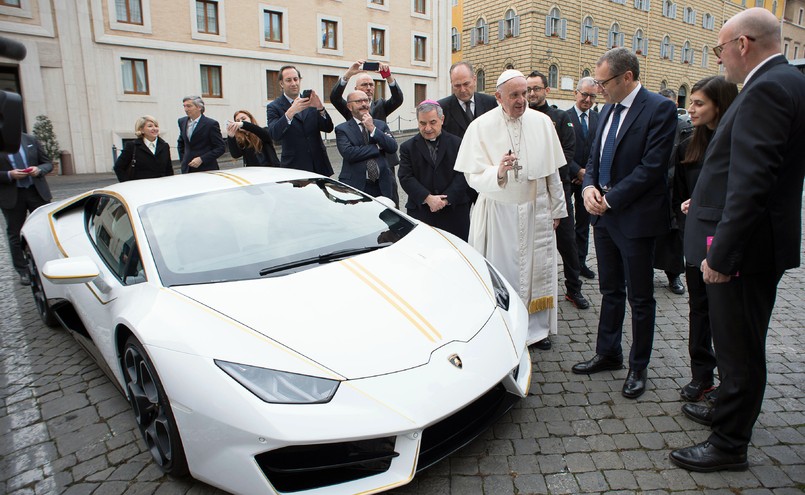 Papież Franciszek i Lamborghini Huracan