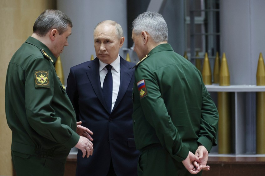 Valerij Gerasimov, Vladimir Putin i Sergej Šojguu Moskvi 19. decembra 2023.