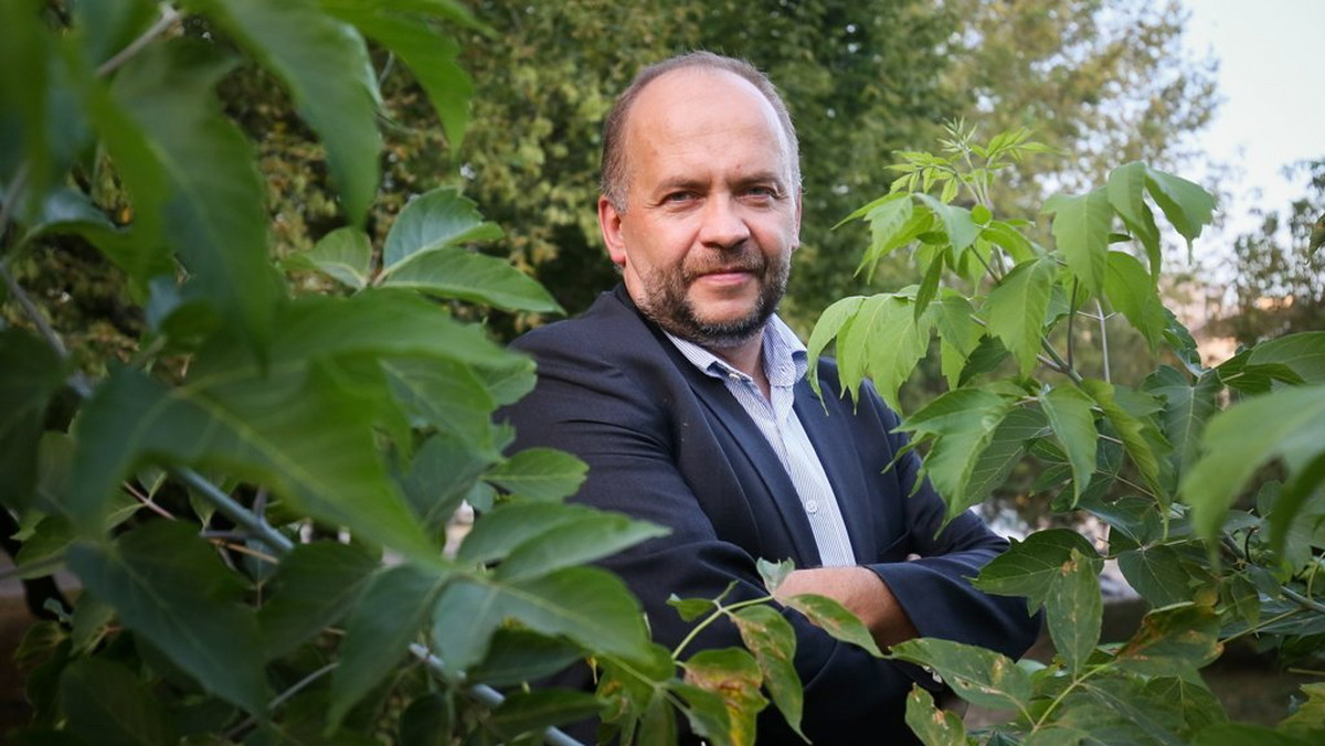 Doktor Marek Bachański od roku leczył dzieci marihuaną medyczną. Sześcioletni Maks, jeden z pacjentów dr Bachańskiego, cierpiący na lekooporną padaczkę po zastosowaniu terapii czuł się coraz lepiej. Kiedy sprawą stosowania w medycynie marihuany i jej legalizacji w Polsce do celów medycznych zainteresowały się media, niespodziewanie doszło do konfliktu pomiędzy lekarzem, a dyrekcją CZD. Wczoraj dr Bachański został dyscyplinarnie zwolniony z pracy.