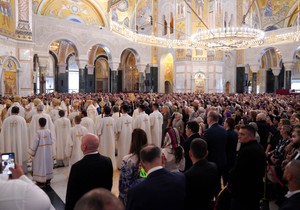 Patrijarh Porfirije u Hramu Svetog Save služi liturgiju pred Časnim pojasom Presvete Bogorodice