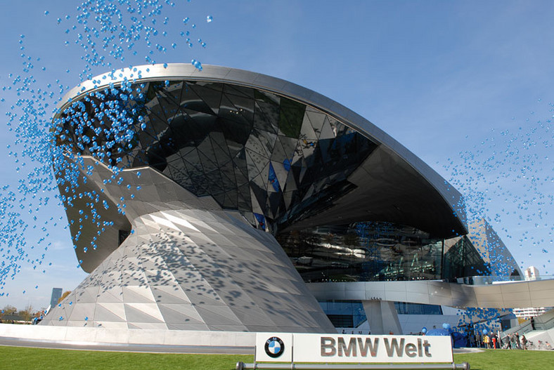 BMW: Świat szachownicy i najwspanialszych maszyn