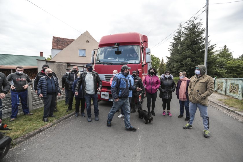 Bobrowniki. Mieszkańcy nie wpuścili ciężarówek z odpadami