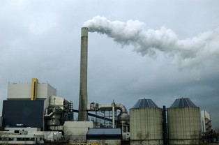 Smog, rak i wielomilionowe kary za brak recyklingu. Dym wokół spalarni gęstnieje