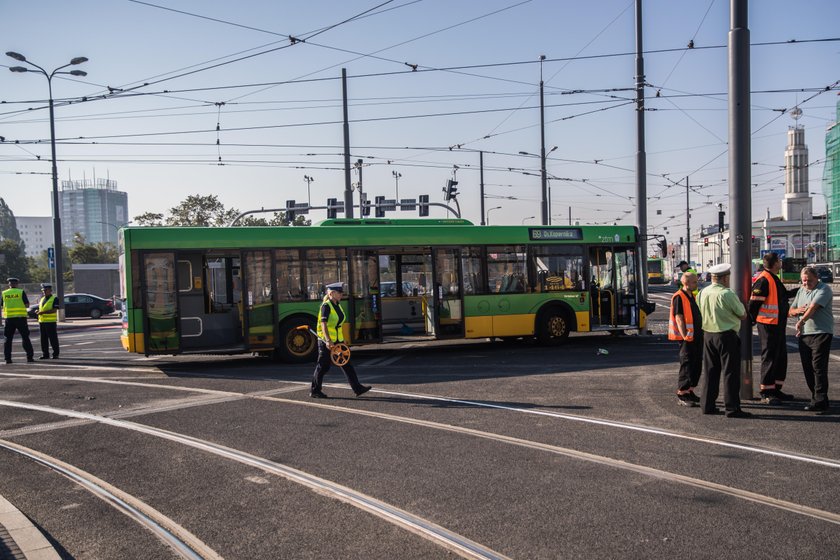 Wypadek autobusu na Rondzie Kaponiera. Są ranni