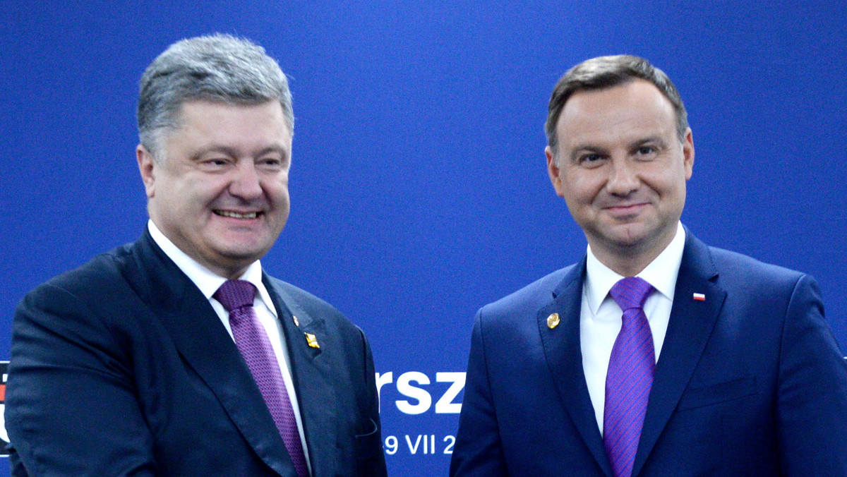 Prezydenci Polski i Ukrainy przyjęli w Kijowie wspólną deklarację z okazji 25. rocznicy niepodległości Ukrainy. "Apelujemy do wspólnoty międzynarodowej o wzmożenie wysiłków, w tym polityki sankcji wobec agresora, w celu przywrócenia przestrzegania naruszonego prawa międzynarodowego i zaprzestania agresji wobec Ukrainy" - napisano w dokumencie.