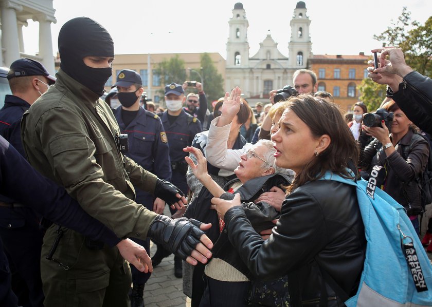 Białoruś: samotna matka 3 dzieci przez dobę w izolatce przez protesty