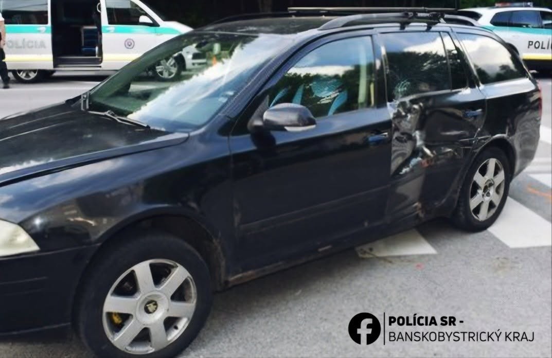 Pri zrážke autobusu MHD a auta v Banskej Bystrici sa zranila jedna osoba. 