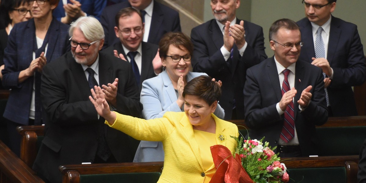 "Czasem trener zmienia zawodników". Tak dziękują Szydło