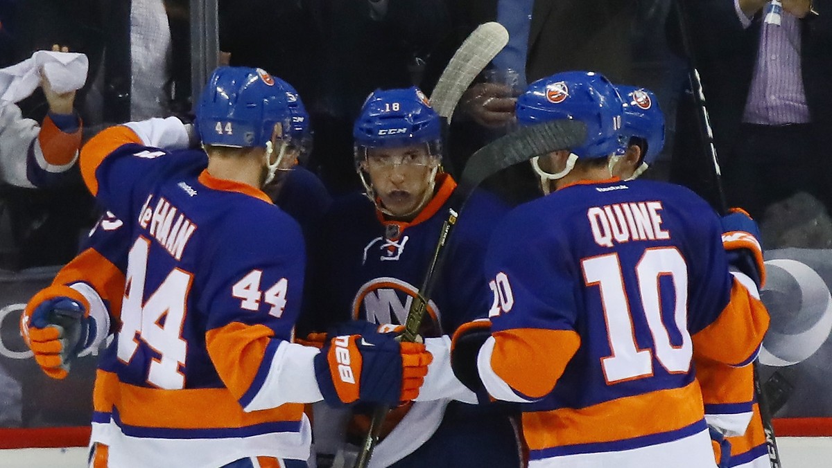 Trafienie obrońcy Johnny'ego Boychuka przełamało remis w trzeciej tercji spotkania pomiędzy New York Islanders i Arizona Coyotes. Gol zdobyty w osłabieniu przechylił szalę na korzyść Wyspiarzy 3:2. W innych spotkaniach tego dnia triumfowali Detroit Red Wings i Columbus Blue Jackets.