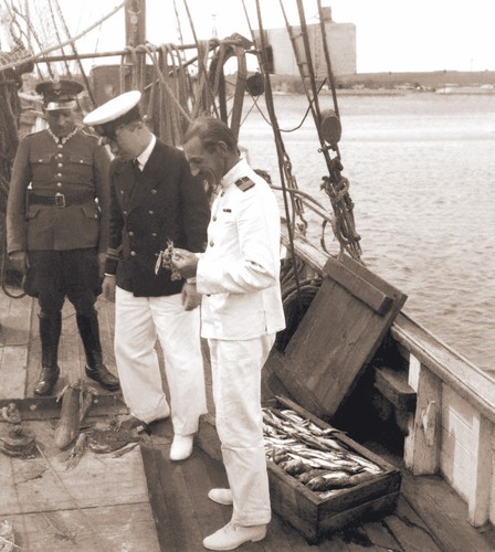 Mikołaj Deppisz na pokładzie kutra rybackiego / 'Przedwojenne Wybrzeże. Najpiękniejsze fotografie'