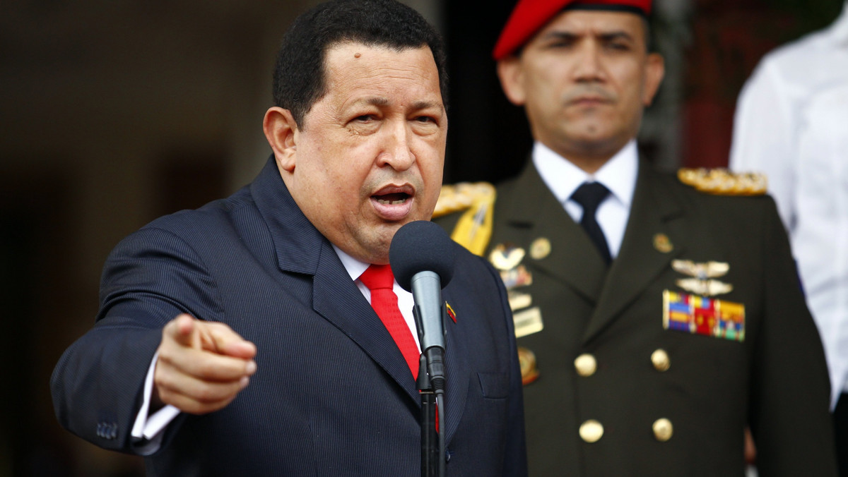 Prezydent Wenezueli Hugo Chavez wrócił w piątek z Kuby, gdzie przechodził terapię związaną z leczeniem nowotworowym. Wenezuelska telewizja pierwszy raz od 15 listopada pokazała zdjęcia Chaveza, który na lotnisku po powrocie żartuje z witającymi go ministrami.