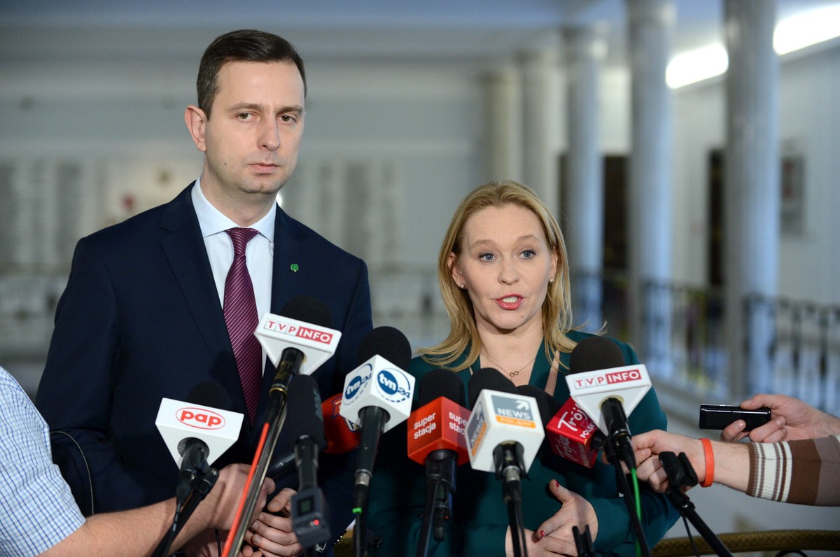Prezes PSL Władysław Kosiniak-Kamysz oraz posłanka PSL Andżelika Możdżanowska podczas konferencji prasowej w Sejmie.