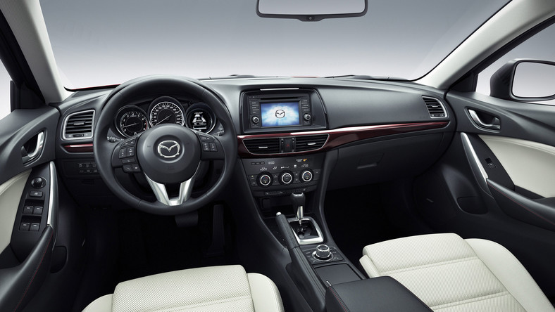 Nowa Mazda 6 (III) bogate wnętrze. Zdjęcia