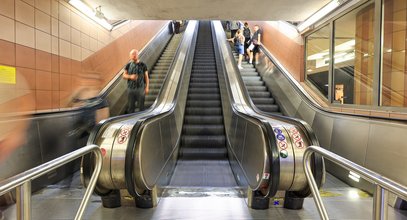 Będzie zakaz chodzenia po schodach ruchomych w metrze w stolicy? Warszawiacy mogą się wściec