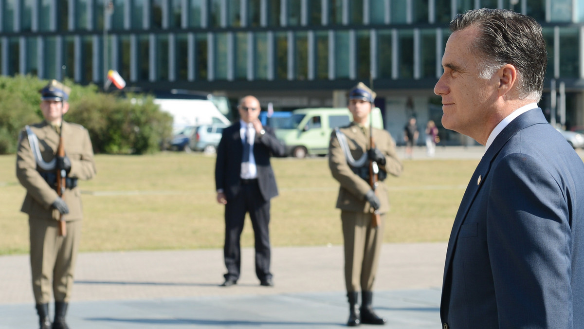"Pocałujcie mnie w d****" - te ostre słowa padły podczas wizyty Mitta Romneya w Warszawie. Doszło do tego zaraz po złożeniu kwiatów na Grobie Nieznanego Żołnierza. Co sprawiło, że usłyszeliśmy tak mocną wypowiedź?